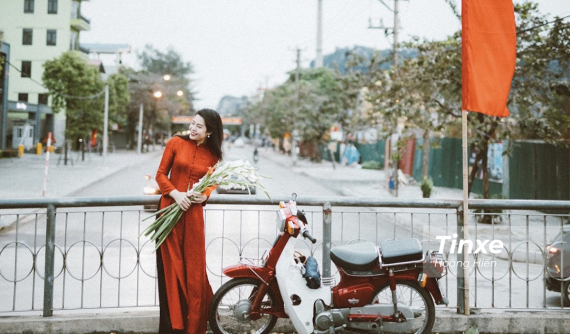 Thiếu nữ dịu dàng đón xuân Nhâm Dần cùng Honda Super Cub