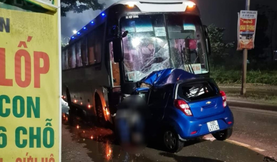 Thái Nguyên: Ô tô con Chevrolet Spark Van đi ngược chiều, đối đầu xe chở công nhân khiến 2 người tử vong