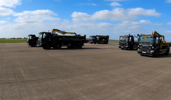 Theo dõi cuộc đua drag chậm chạp mà lý thú giữa 7 chiếc xe tải công trình khác biệt