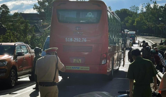 Video: Phanh gấp, thanh niên đi xe máy ngã vào gầm ô tô khách Phương Trang và bị cán tử vong