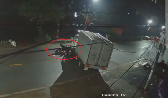 Video: Xe máy va chạm với ô tô tải đang quay đầu khiến 1 thanh niên nằm bất động tại Hải Phòng