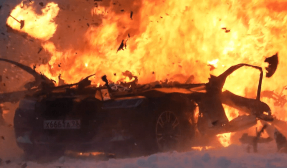 YouTuber người Nga cố ý thiêu hủy một chiếc BMW M5 đắt giá để thu hút cộng đồng mạng