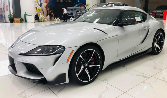 Toyota GR Supra đầu tiên về nước long lanh trong đại lý, trái ngược hình ảnh bụi bám dày đặc ở cảng khiến dân mạng xót xa