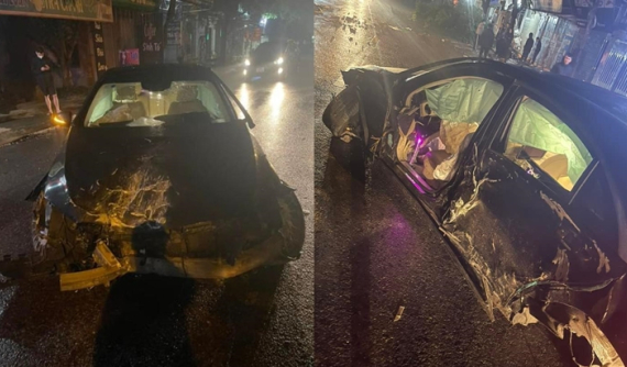 Hải Dương: Xe sang Mercedes-Benz S-Class nát bét đầu xe và cửa tài sau khi tông gãy đôi cột điện bên đường