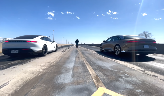 Video này cho thấy Porsche Taycan Turbo S không thể đua tốc độ với Lucid Air Dream Edition P