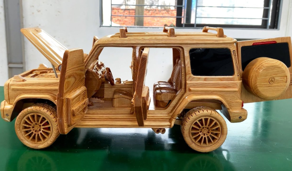 Theo dõi thợ mộc Việt chế tác Mercedes-Benz G500 4x4² với đầy đủ chi tiết như thật