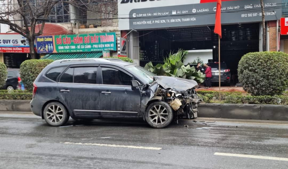 Video: Kia Carens lao vào lề đường, tông văng Mitsubishi Xpander đang đỗ lên vỉa hè trên quốc lộ 1A