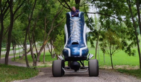 Đây là Roller Skate Car - Chiếc xe độ có hình như giầy trượt patin khổng lồ, ra đời cách đây 30 năm