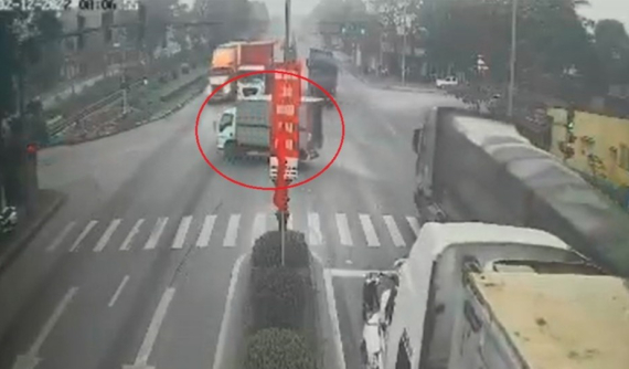 Video quay khoảnh khắc xe container tông văng ô tô tải đang sang đường tại Thanh Hóa