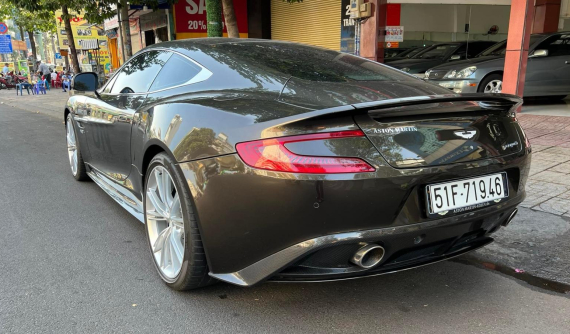 Không phải siêu xe đắt đỏ như Bugatti, Chủ tịch "Qua" lại tự lái xe quý tộc Anh quốc Aston Martin Vanquish dạo phố