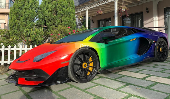 Hoa mắt với bộ áo không thể nổi bật hơn trên siêu xe giới hạn Lamborghini Aventador SVJ của đại gia Sài thành