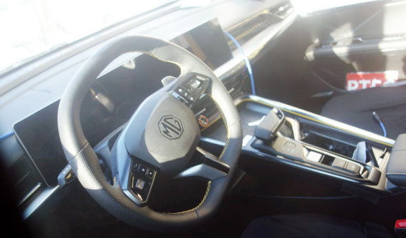 MG5 Scorpio 2022 lần đầu lộ nội thất với màn hình như xe sang, "ăn đứt" MG5 bán ở Việt Nam