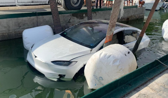 Video: Mặt nước sôi sùng sục sau khi chiếc ô tô điện Tesla Model X rơi xuống biển