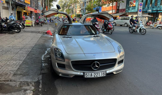 Chán xe thể thao, Đặng Lê Nguyên Vũ mang siêu xe cửa cánh chim Mercedes-Benz SLS AMG đi săn lùng xe khủng?