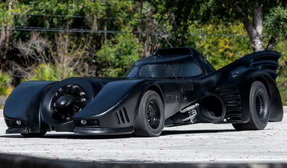 Chiếc Batmobile bản sao này sẽ được bán đấu giá kèm với một hình nộm Batman ở ghế hành khách
