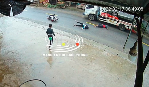 Video: Đứng cạnh xe cứu hộ đỗ trên đường, người đàn ông bị học sinh đi xe máy tông trúng