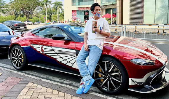 Minh "Nhựa" mang Aston Martin V8 Vantage dạo phố cuối tuần với điểm nhấn đồng hồ hơn nửa tỷ đồng