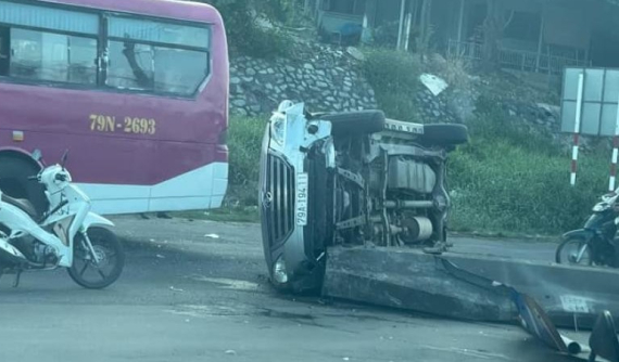 Video quay khoảnh khắc xe 7 chỗ bị ô tô khách tông văng lên dải phân cách rồi lật ngang tại Khánh Hòa