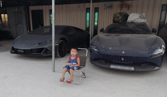 Cặp siêu xe hàng hiếm tại Việt Nam phủ bụi dày đặc trong 1 nhà kho để xe trăm tỷ ở Sài thành