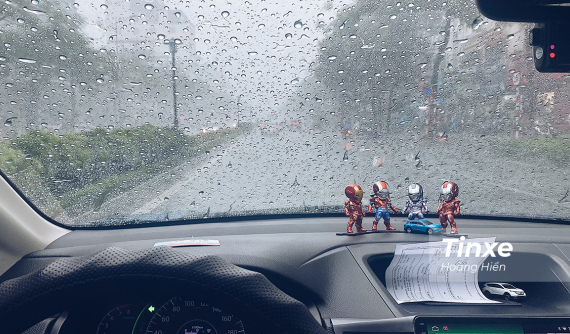 Trời mưa lạnh và nồm ẩm, người lái ô tô cần chú ý điều gì?