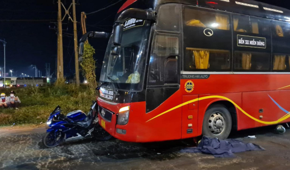 Video quay khoảnh khắc xe khách tông chiếc mô tô tại ngã tư Dầu Giây khiến đôi nam nữ thương vong