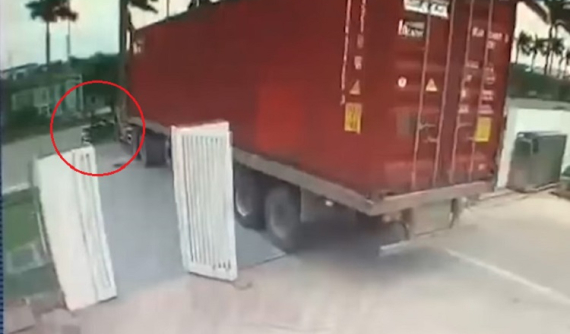 Video: Xe máy va chạm với xe container đang đi từ cổng công ty ra, nữ công nhân bị thương nặng