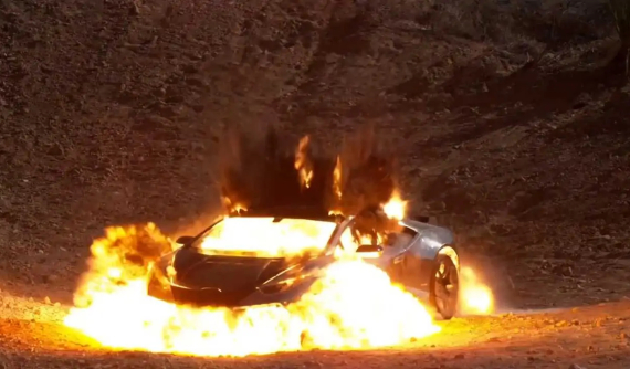 Nghệ sĩ cho nổ tung chiếc Lamborghini Huracan để làm 999 tác phẩm NFT