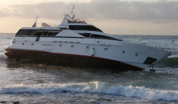 Du thuyền mắc cạn trên bờ biển cả tuần sau khi bị ông chủ triệu phú bỏ rơi vì lỗi động cơ