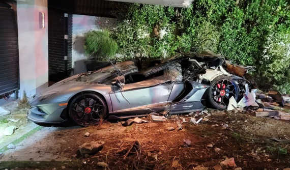 Xe tải giao hàng mất lái, tông thẳng vào biệt thự của triệu phú khiến siêu xe Lamborghini Aventador SVJ nát bét
