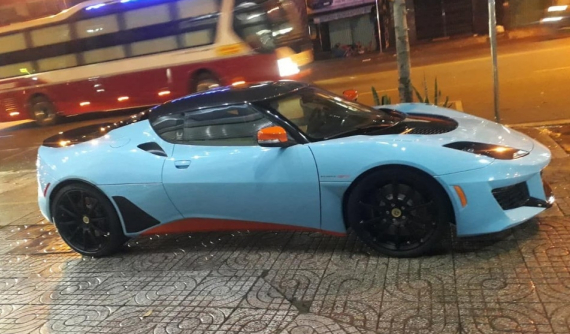 Xuất hiện hình ảnh Lotus Evora GT độc nhất Việt Nam nằm trên xe chuyên dụng trong ngày Minh "Nhựa" thăm showroom bán xe của bạn