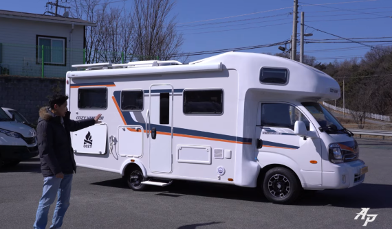 Chiếc xe cắm trại Kia này có chứa đầy trang bị tiện nghi thú vị với giá khoảng 1,78 tỷ đồng