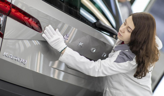 Nga tấn công Ukraine khiến hàng loạt hãng ô tô phải tạm ngừng sản xuất