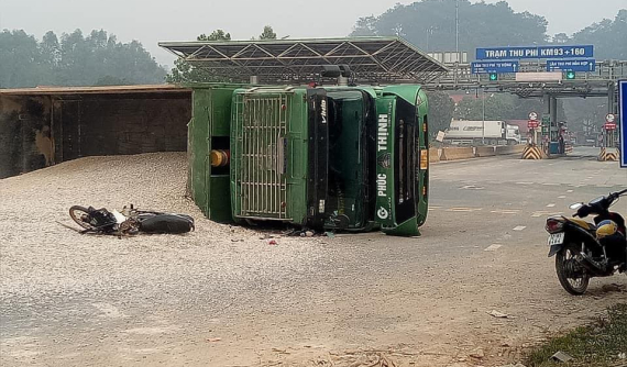 Video: Xe ben chạy ở làn thu phí không dừng lật ngang, đè trúng xe máy tại Lạng Sơn