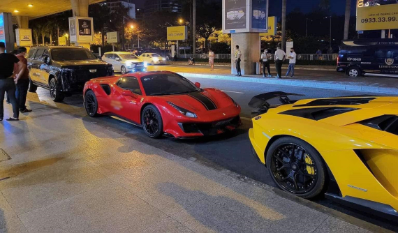 Cặp siêu xe độ khủng của đại gia Việt xuất hiện ở sân bay Tân Sơn Nhất vào đêm tối