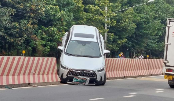 Video: Ô tô Toyota Corolla Cross lùi nhanh như cắt, leo lên dải phân cách tại Bình Dương