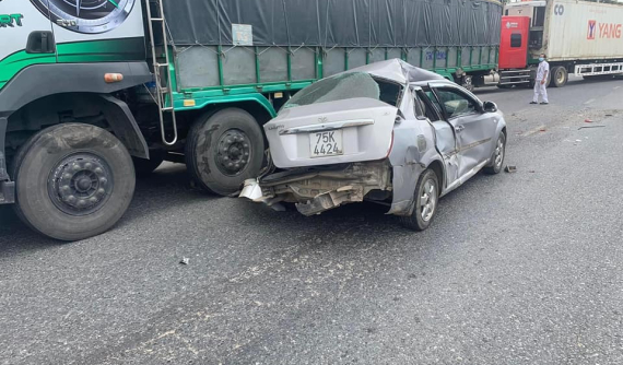 Video quay khoảnh khắc ô tô con bị xe tải tông trúng và va vào đuôi xe container tại Thừa Thiên Huế