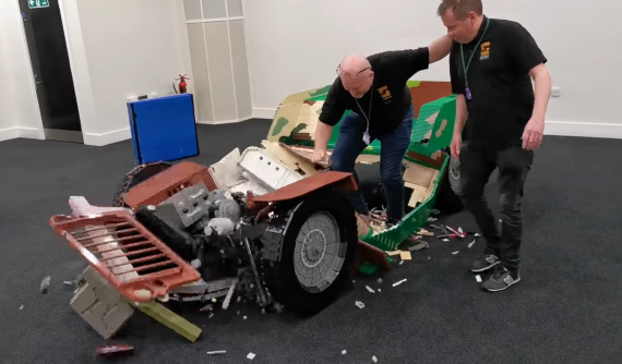 Mô hình xe Jeep Lego kích thước thật mất 2 năm để lắp ráp nhưng rồi tan vỡ trong chốc lát