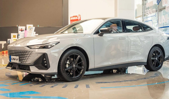 Sờ tận tay Changan UNI-V 2022 - Mẫu xe thể thao kiểu dáng dữ dằn với giá chỉ hơn 400 triệu đồng