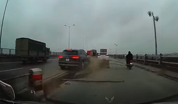 Video quay khoảnh khắc chiếc Audi Q7 ủi dải phân cách trên cầu Thanh Trì, gây tai nạn cho 3 xe máy