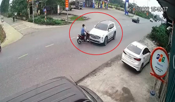 Video: Nữ tài xế lái ô tô Hyundai Santa Fe chạy lấn làn, va chạm trực diện với xe máy khiến 1 người tử vong