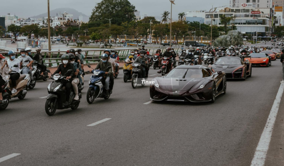 Rất lâu rồi Đà Nẵng mới kẹt cứng vì siêu xe, hàng nghìn người dân chạy xe máy ngắm Koenigsegg Regera