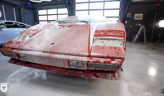 Bị bỏ không 20 năm, chiếc Lamborghini Countach quý giá được "tắm rửa" lần đầu để tìm chủ mới