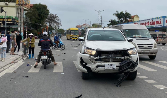 Video: Xe bán tải Toyota Hilux lao như tên bắn qua ngã tư, tông tử vong người đi xe máy tại Quảng Ninh