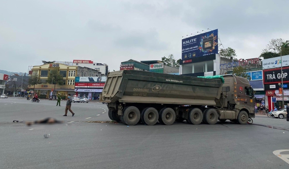 Video: Người đi xe máy bị cuốn vào gầm xe ben và tử vong tại ngã 6 của Lào Cai