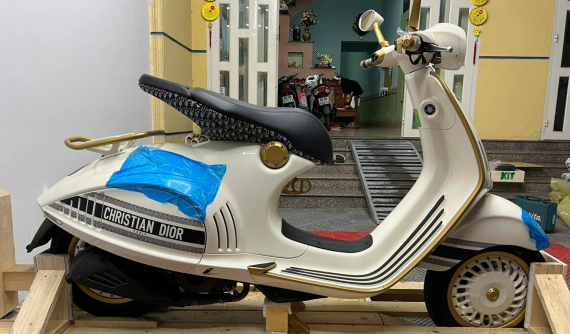Dân buôn đẩy giá xe Vespa 946 Christian Dior gần 1,3 tỷ đồng, chênh lệch có thể mua được cả Hyundai Accent