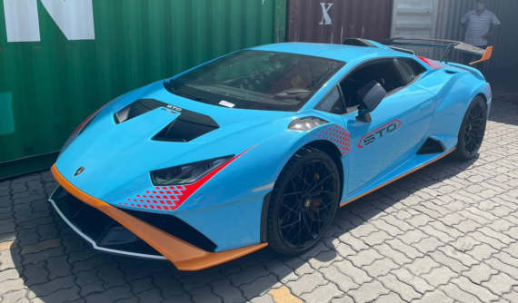 Xuất hiện hình ảnh khui công siêu xe Lamborghini Huracan STO tại Việt Nam