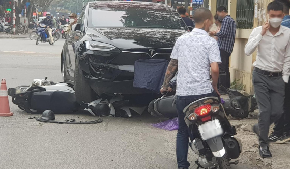 SUV an toàn nhất thế giới Tesla Model X tông hàng loạt xe máy tại Hà Nội