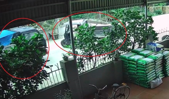 Video: Va chạm với ô tô tải khi đi từ ngõ ra, xe ba bánh lật ngang khiến tài xế bị thương nặng