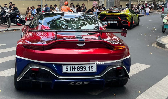 Minh "Nhựa" vẫn dạo phố cùng Aston Martin V8 Vantage sau khi "vợ 2 nóng bỏng" đã về Việt Nam
