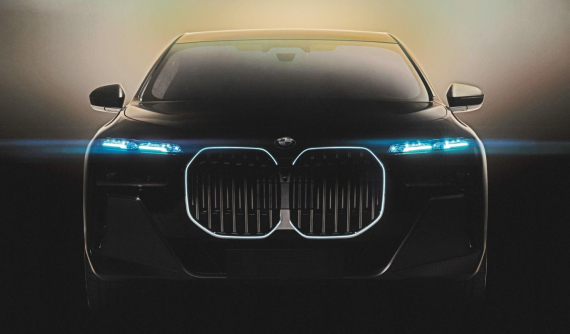 Phiên bản mạnh nhất của dòng BMW 7-Series 2022 lộ diện, có màn hình dài gần 1 mét trên trần xe